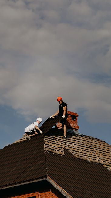 Echipă KOVACS Construcții pe șantier, cu cască de protecție