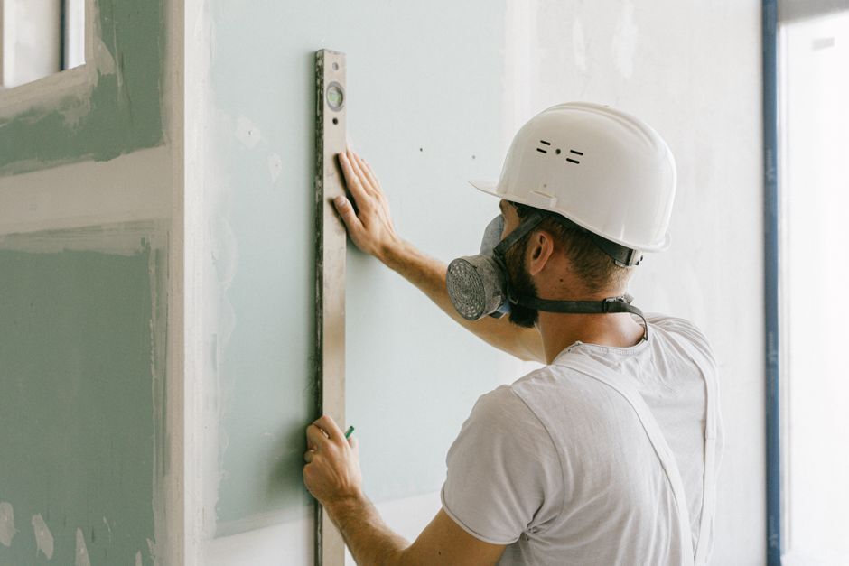 Constructor folosind scule pe șantier