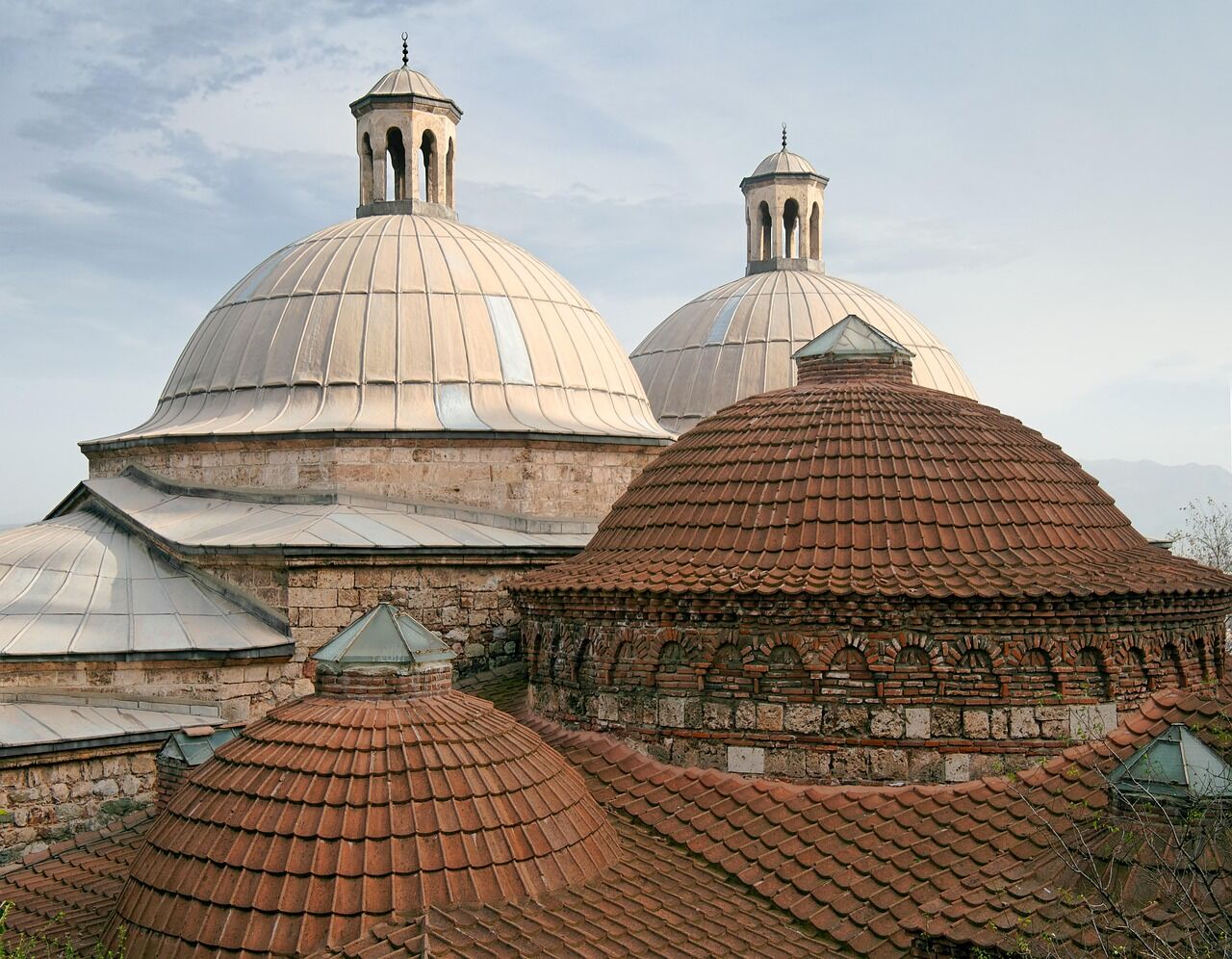 Acoperiș din țiglă ceramică montat de echipa KOVACS